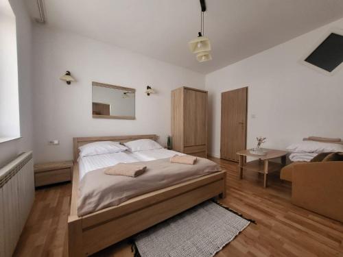 Apartament pod Basztą في موشينا: غرفة نوم بسرير كبير وأريكة