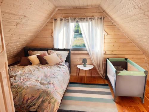 sypialnia z łóżkiem i oknem w obiekcie New holiday homes near the sea in Niechorze w mieście Niechorze