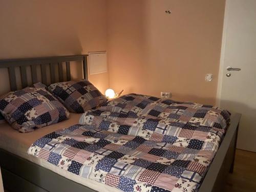 1 cama con edredón y almohadas en Gemütliche 2 Zi Wohnung in Loßburg, Schwarzwald, en Loßburg