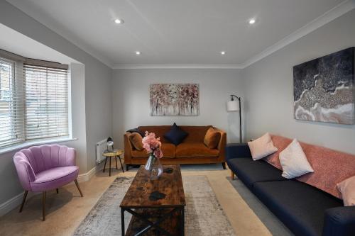 sala de estar con sofá y mesa en Partridge Close en Stowmarket