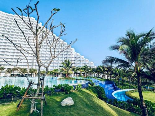 um resort com piscina e um grande edifício em Seaview Cam Ranh Beach Resort Nha Trang Near The Airport Best Location em Cam Ranh