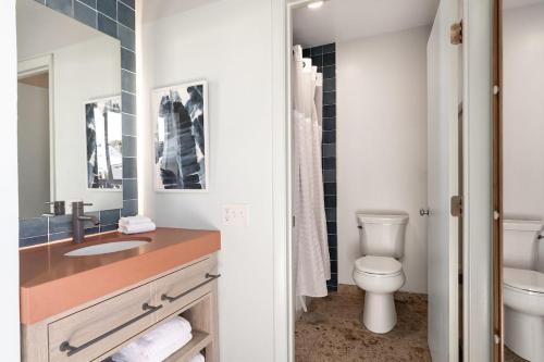 uma casa de banho com um WC e um lavatório em Riviera Beach Resort em South Yarmouth