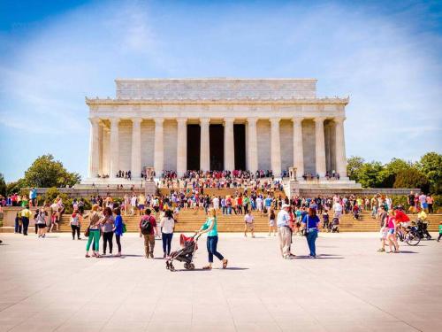 a group of people standing in front of a building at CLARENDON,SUPRLOCATION,8ppl,PRIVATE,METRO,PARK in Arlington