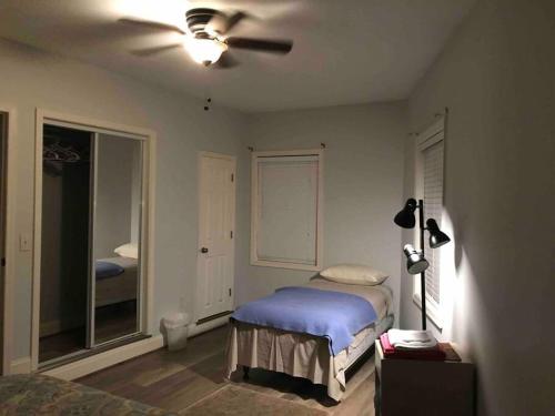 a bedroom with a bed and a ceiling fan at CLARENDON,SUPRLOCATION,8ppl,PRIVATE,METRO,PARK in Arlington