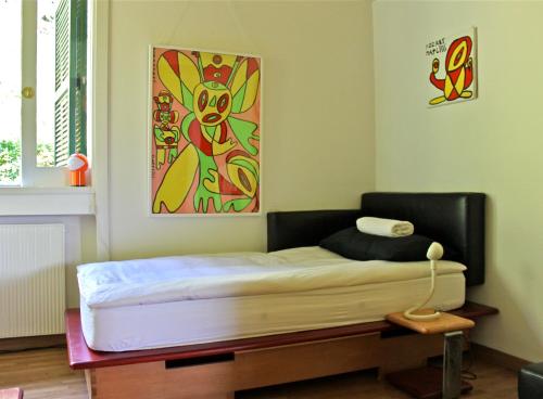 un letto in una stanza con un dipinto sul muro di B&B Villa Fortezza ad Ascoli Piceno