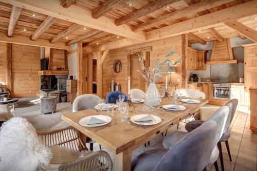 une salle à manger avec une table et des chaises en bois dans l'établissement Chalet Hollygotty - OVO Network, à La Clusaz
