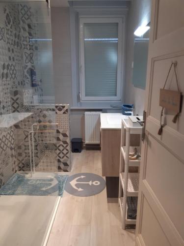 La salle de bains est pourvue d'un lavabo, d'une douche et d'un panneau au sol. dans l'établissement 