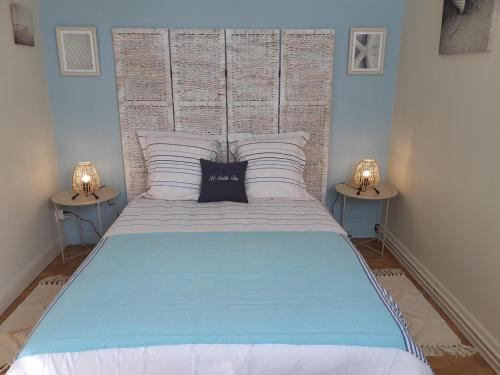 - une chambre avec un grand lit et 2 tables de chevet dans l'établissement 