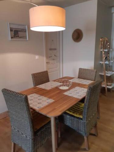 une table à manger avec des chaises et un éclairage dans l'établissement 