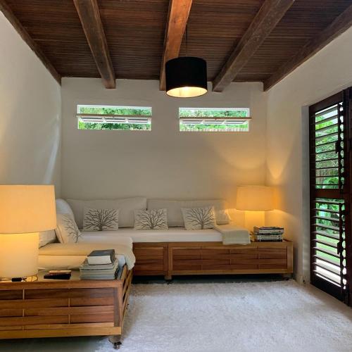 a living room with a couch and a table at Casa sauá Trancoso in Porto Seguro