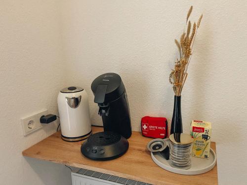 Utensilios para hacer té y café en Exklusives Apartment im Herzen Saarbrückens