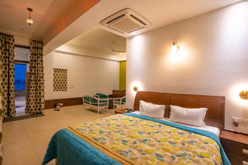 1 dormitorio con 1 cama en una habitación en Narmade river view resort & restaurant en Hoshangābād