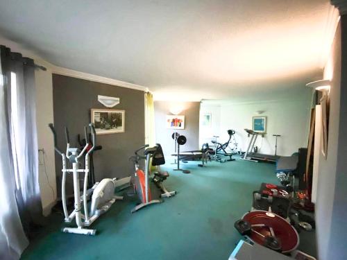 Das Fitnesscenter und/oder die Fitnesseinrichtungen in der Unterkunft Chambre proche de Genève