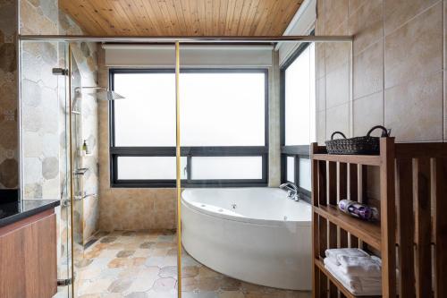 Bilik mandi di Songyuan 68 Villa