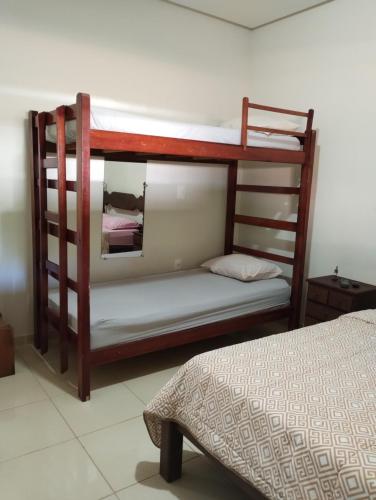 a couple of bunk beds in a room at Recanto Hórus próximo a Capitólio e Serra da Canastra in Piauí