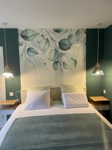 sypialnia z łóżkiem z malowidłem kwiatowym na ścianie w obiekcie Domaine du Bouloy w mieście Druyes-les-Belles-Fontaines