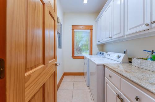 Una cocina o zona de cocina en Riverfront Carrabelle Home with Furnished Patio!