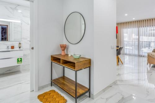 Sublime and Bright 2 BDR Apartment by LovelyStay