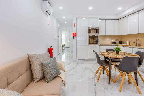 Sublime and Bright 2 BDR Apartment by LovelyStay