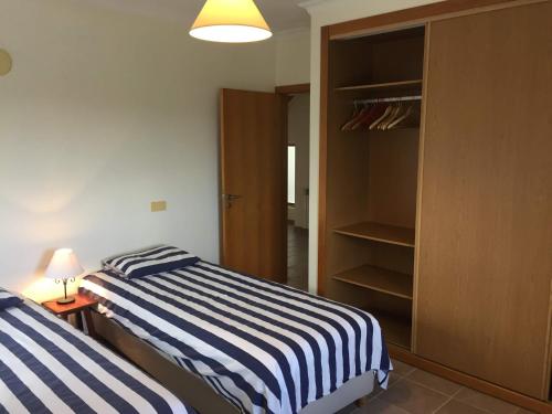 two beds sitting next to each other in a bedroom at Casa de Sandoeira in Rego da Murta