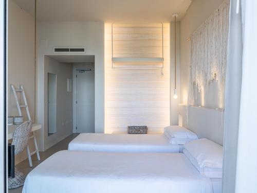 a bedroom with two beds in a room at La Chiave dei Trabocchi in San Vito Chietino