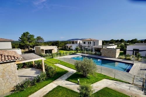 une vue aérienne d'une villa avec piscine dans l'établissement Villa MAYA, à Lecci