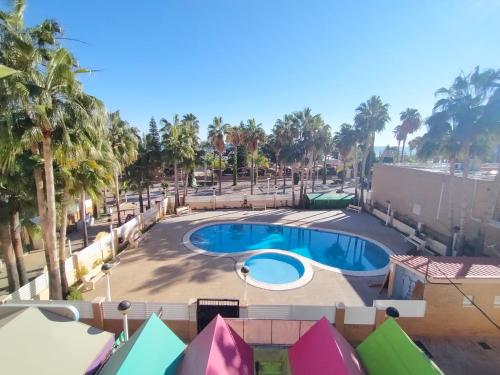 - une vue sur la piscine depuis le balcon du complexe dans l'établissement ACV - Bahia Park-1ª linea planta 2 frontal, à Oropesa del Mar