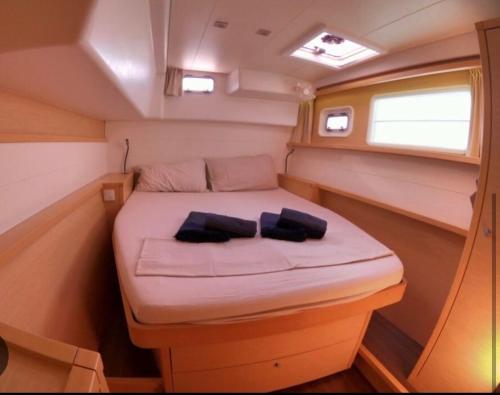 a small bed in the middle of a caravan at Catamaran mia in Nydri