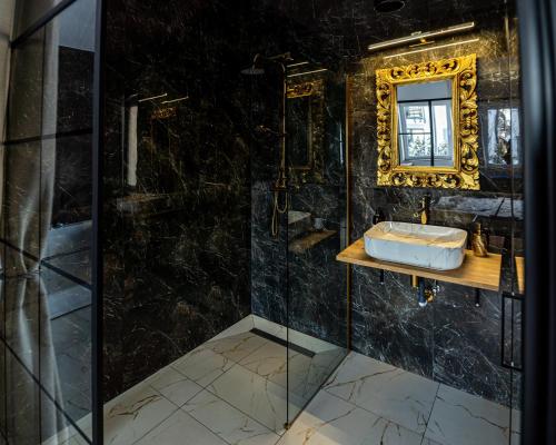 y baño con lavabo y espejo. en Apartament BRYZA DE LUXE z JACUZZI en Gdynia