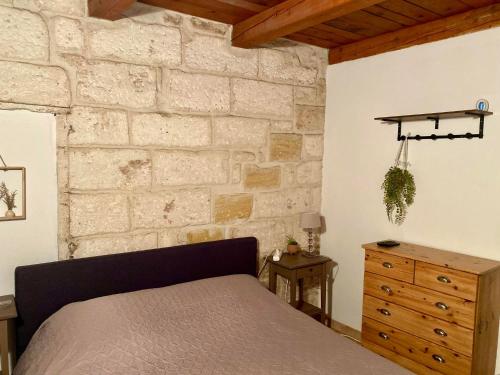 una camera da letto con un letto e un muro di mattoni di T3 plein centre ville a Istres