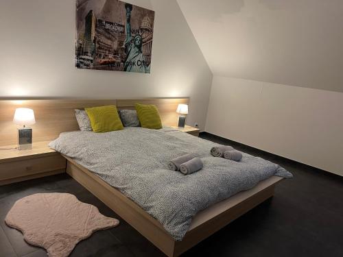 een slaapkamer met een bed met 2 kussens erop bij Loft de prestige au pied du circuit in Francorchamps