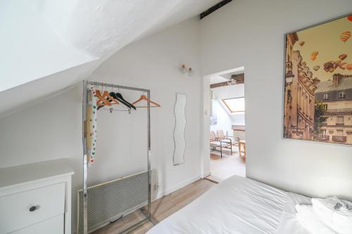 une chambre avec un lit et un tableau au mur dans l'établissement Cléry 57, à Paris