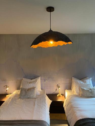 Una cama o camas en una habitación de L’Oxymore