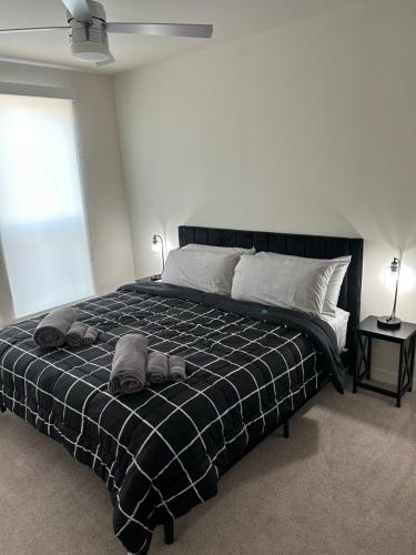 A bed or beds in a room at Luxe Mid-Downtown apartment