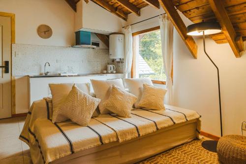 ein Sofa mit Kissen darauf im Zimmer in der Unterkunft Hosteria Boutique Bariloche in San Carlos de Bariloche