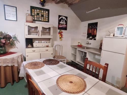 cocina con mesa y nevera blanca en Casa Terzia Islallana 350m2 A 10 min de Logroño, en Islallana