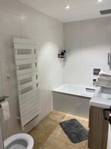 Baño blanco con aseo y lavamanos en L’Oxymore en Waimes