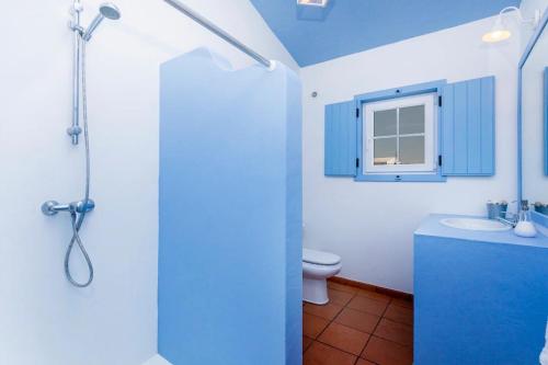 uma casa de banho com um chuveiro, um WC e um lavatório. em Comporta Sweet Home em Comporta
