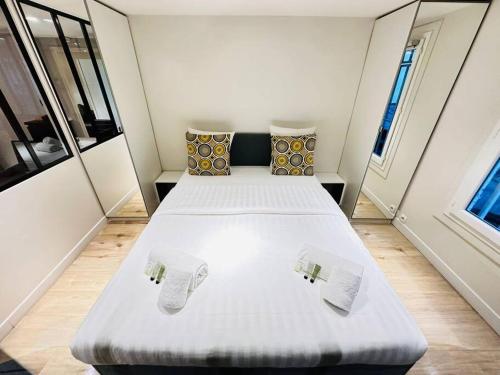 Cette chambre comprend 2 lits avec des chaussettes. dans l'établissement Great flat in center of Paris, à Paris