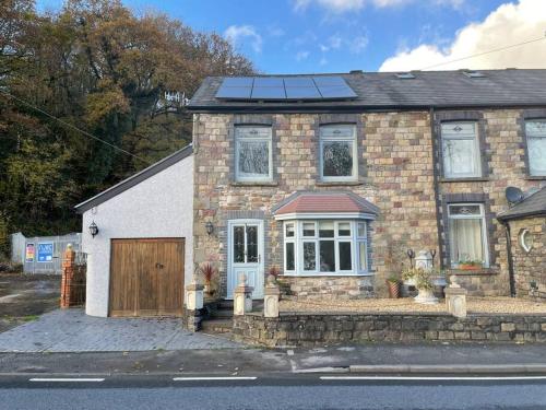 een huis met een zonnepaneel erop bij Bridgend Cottage in Abercraf