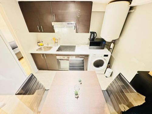 une petite cuisine avec une table et un évier dans l'établissement Great flat in center of Paris, à Paris