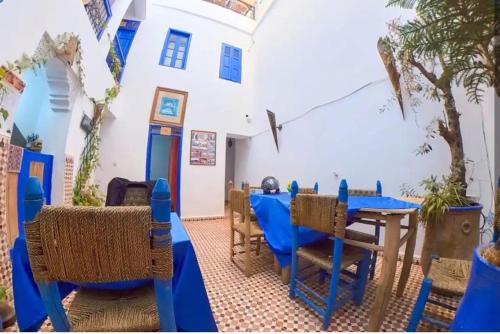 comedor con mesa azul y sillas en RIAD DAR LFONOUN, en Marrakech