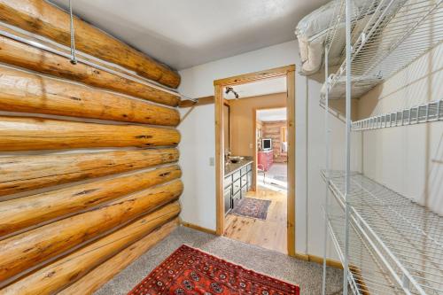 Cette chambre dispose d'un placard et d'un mur en bois. dans l'établissement Teton Pass Perch, à Victor