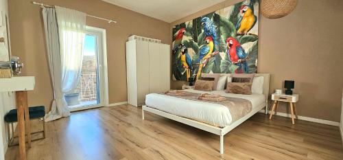 una camera da letto con un dipinto di uccelli sul muro di Casa Il sole, vicino Deruta Assisi Perugia Monte Falco a Deruta