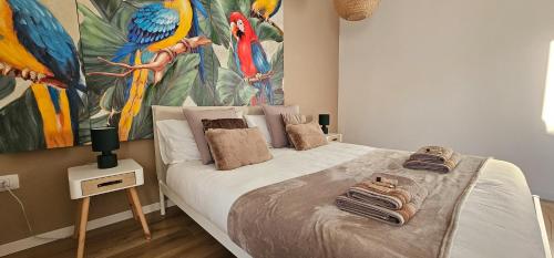 una camera da letto con un letto e un dipinto sul muro di Casa Il sole, vicino Deruta Assisi Perugia Monte Falco a Deruta