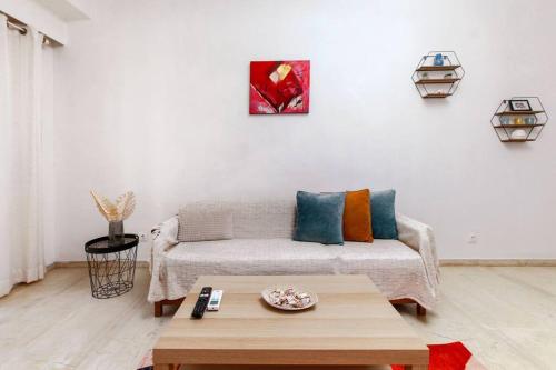 Renovated Central Apt-3min from Metro Station