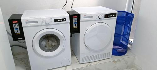 uma máquina de secar roupa e uma máquina de lavar roupa na casa de banho em 54 ONE by RW San Julian's em St. Julian's