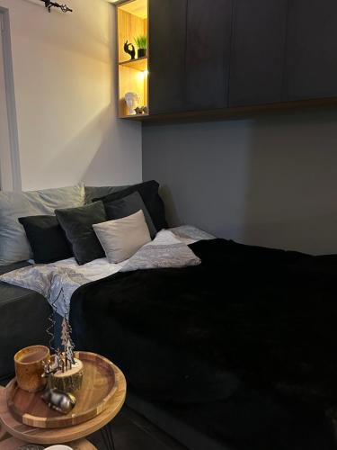 札耶查爾的住宿－Beta Lux，一张带黑色毯子和桌子的床