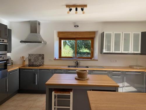 Fotografia z galérie ubytovania Maison en campagne pour 8 personnes région auray v destinácii Landaul