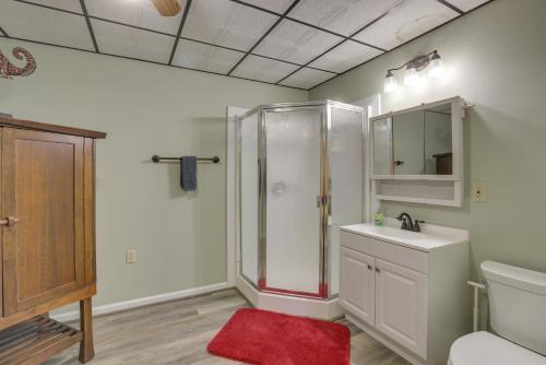 een badkamer met een douche en een wastafel bij Waterfront Lay Lake Retreat with Dock and 3 Piers! in Shelby